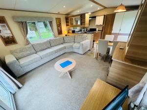 尚克林Luxury 2 Bedroom Caravan LG13, Shanklin, Isle of Wight的客厅配有沙发和桌子