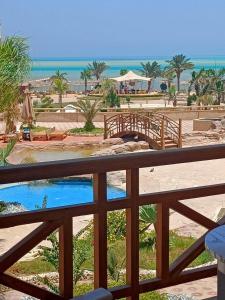 赫尔格达Tony's Privy One bed by Red Sea的从度假村的阳台上可欣赏到海滩景色