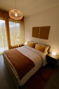 松德里奥Valtellina Vacanze的一间卧室配有一张大床和两盏灯