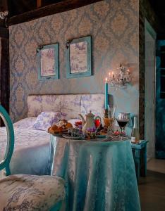 新彼得罗波利斯La Petite France的一间卧室配有一张带蜡烛的桌子和一张床
