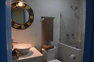 科苏梅尔LUNA AZUL BY UVAS的一间带水槽、卫生间和镜子的浴室