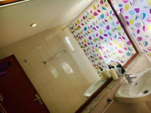 卡勒达德福斯特卡斯塔富尔特酒店的带淋浴、盥洗盆和镜子的浴室