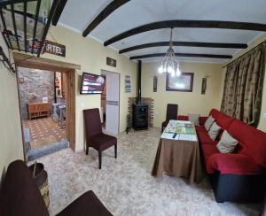 埃尔加斯托尔Casa Cuartel的客厅配有红色的沙发和桌子