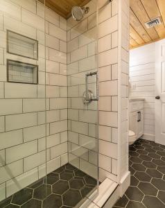 加特林堡Morning Vista的带淋浴的浴室和玻璃门