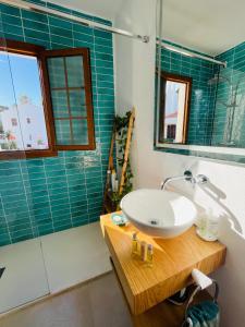 福尔内利斯Apartamento en el mar con terraza的一间带水槽和镜子的浴室