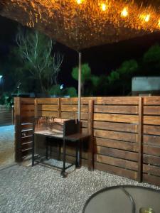 派桑杜Apart del Este 4的围栏前带雨伞的桌子