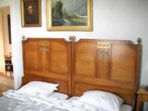 Zimmer Solothurn Doppelbett客房内的一张或多张床位
