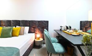 提比里亚Yalarent Malina motel in Tiberias的一间卧室配有一张床和一张桌子,桌子是一张桌子
