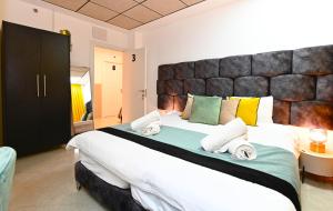 提比里亚Yalarent Malina motel in Tiberias的一间卧室配有一张大床和毛巾