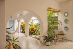 亨达Casa Celeste Honda的建筑中带有植物的拱形走廊