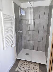Mareuil-CaubertStudio des Monts Caubert的浴室里设有玻璃门淋浴
