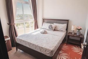 长滩岛Modern Tropical Luxe Apartment - Ilig-Iligan Beach的一间卧室设有一张大床和窗户