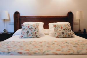 锡内乌Can Serrete的一间卧室配有一张带两个枕头的床