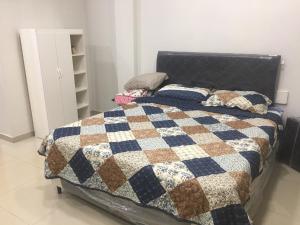 埃斯特城Monoambiente en Ciudad del Este - Py的一间卧室配有床,床上装有被子