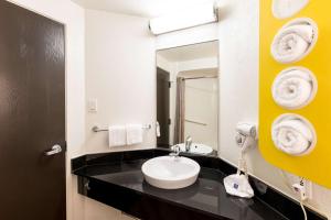欧文达拉斯6号汽车旅馆 - 沃斯堡机场北部的一间带水槽和镜子的浴室