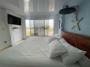San OnofreLuna Roja casa Frente al Mar y glamping的卧室配有一张大白色床和窗户