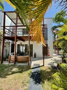 皮帕La Réserve Design Villas的前面有棕榈树的房子