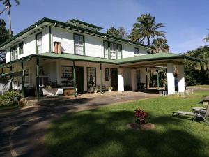 埃雷迪亚Casa del Café - Loft的一座带绿色屋顶的大型白色房屋