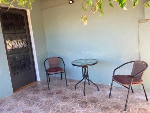 拉科罗尼亚Las Margaritas的门旁的两把椅子和一张桌子