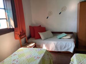 拉科罗尼亚Las Margaritas的小房间设有床和窗户