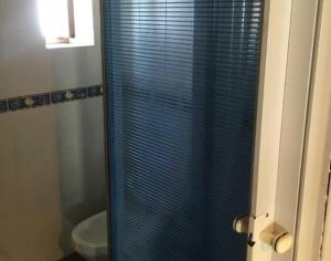 巴勒莫House Busacca di Gallidoro的一间带蓝色淋浴帘的淋浴的浴室