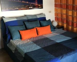 巴勒莫House Busacca di Gallidoro的卧室里一张带蓝色和橙色枕头的床
