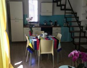 巴勒莫House Busacca di Gallidoro的一间带桌椅和楼梯的厨房