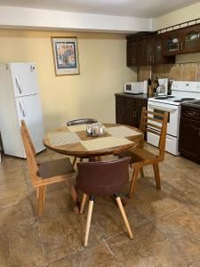 克萨尔特南戈Apartamento #4 Portal de Occidente的厨房配有桌子和白色冰箱。