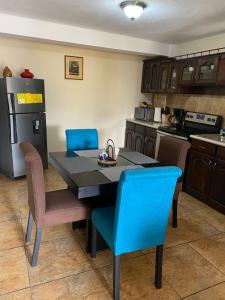 克萨尔特南戈Apartamento #6 Portal de Occidente的厨房配有桌椅和冰箱。