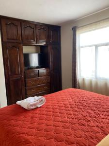 克萨尔特南戈Apartamento #6 Portal de Occidente的一间卧室配有一张床和一个带毛巾的梳妆台