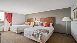 夏洛特315 LoSo Hotel Airport的酒店客房设有两张床和窗户。