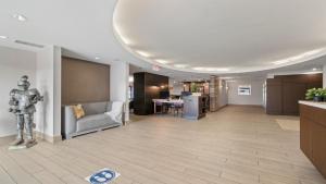 夏洛特315 LoSo Hotel Airport的大型客房设有厨房和客厅。