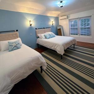 Hill View7 Arches的一间卧室设有两张床和蓝色的墙壁