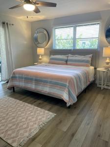 那不勒斯The Flip Flop - UPDATED vacation home!的一间卧室配有一张床和吊扇