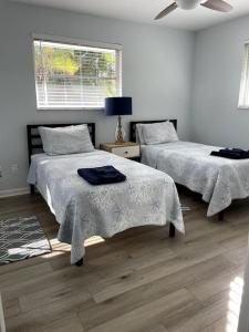那不勒斯The Flip Flop - UPDATED vacation home!的一间卧室设有两张床和窗户。