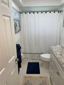 那不勒斯The Flip Flop - UPDATED vacation home!的浴室配有白色的浴帘和卫生间