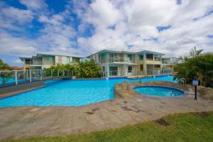 萨拉曼德湾Pacific Blue 520 private pool air conditioning and Wi Fi的部分房屋前设有一个大型游泳池