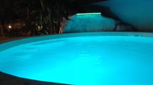 圣焦万尼泰亚蒂诺B&B Domus Aurea 20的一个晚上蓝色的泳池,背景的人