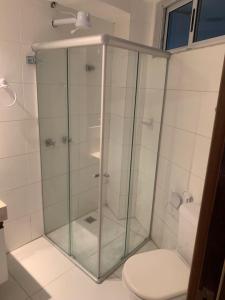 康德Flat Beira Mar Carapibus的一间带卫生间的浴室内的玻璃淋浴间