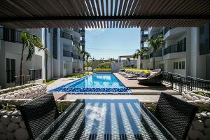 Ban Phlong SawaiMantra Beach condominium M116,M140的一座建筑物中央的游泳池
