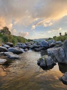 圣弗朗西斯科德尔蒙特蒙奥罗Casa Sarmiento的河里河里有岩石