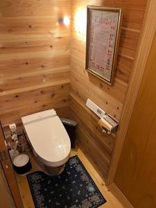 南砺Guesthouse Kazura的木制客房内的卫生间