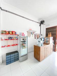 TimuranStay Hub的厨房配有开放式冰箱和台面