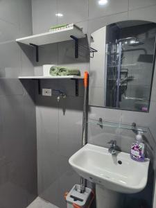 马尼拉air residences的白色的浴室设有水槽和镜子