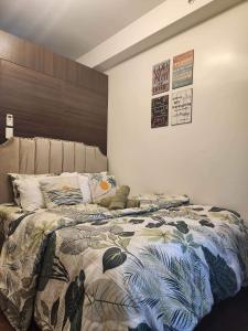 马尼拉air residences的一间卧室配有一张床和被子
