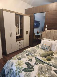 马尼拉air residences的一间卧室配有一张大床和一张书桌