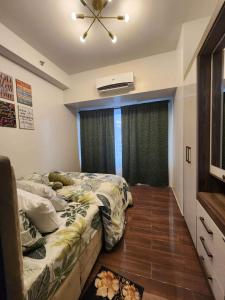 马尼拉air residences的一间卧室设有两张床和窗户。