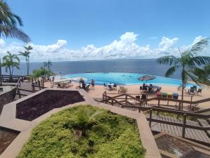 马瑙斯Tropical Executive Vista Ponta Negra的一个大型的游泳池,背景是大海