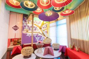 东京Moshi Moshi Rooms的天花板上挂着五颜六色的雨伞的房间