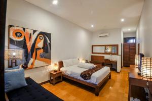 日惹Rumah Mertua Heritage的一间卧室设有一张床和一间客厅。